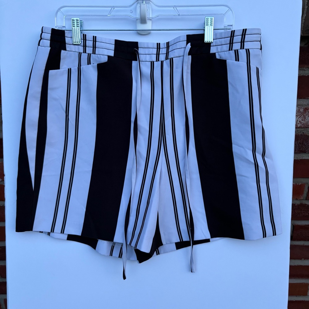 INC International Concepts Women's Black &‎ White Striped Elastic Waist Shorts